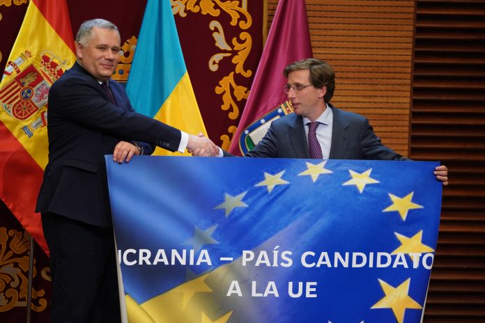 El alcalde de Madrid, José Luis Martínez-Almeida, junto al consejero diplomático y jefe adjunto de la Oficina del presidente de Ucrania, Ihor Zhovkva