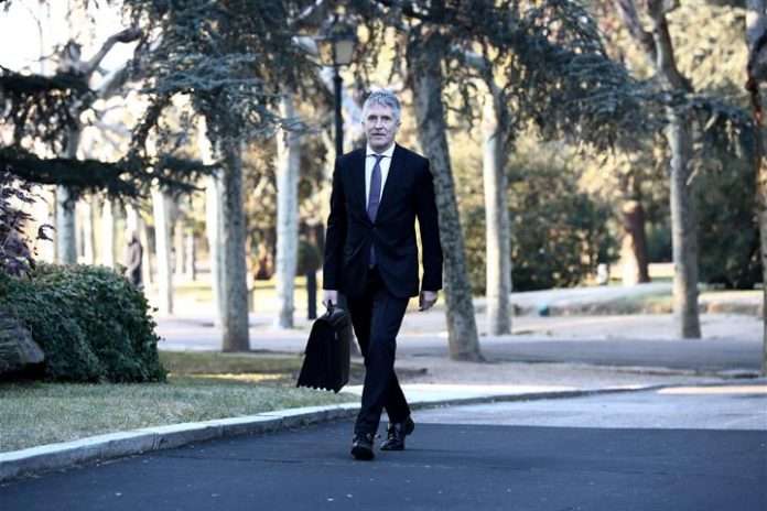 El ministro del Interior, Fernando Grande-Marlaska, y la comisaria de Interior de la Unión Europea, Ylva Johansson, han mantenido este viernes en Rabat (Marruecos) una reunión con el titular de Interior marroquí, Abdelouafi Laftit, con el fin de abordar la cooperación en materia migratoria y de lucha contra las redes de tráfico de personas. En el marco de este encuentro se ha acordado impulsar un nuevo partenariado entre Marruecos y la Unión Europea que incluirá mecanismos para hacer frente los nuevos métodos operativos utilizados por las organizaciones criminales que se dedican al tráfico de seres humanos. La comisaria y los dos ministros han expresado su pesar por los migrantes fallecidos en los “dolorosos eventos” que tuvieron lugar el pasado 24 de junio, así como han lamentado asimismo los heridos, entre ellos también los miembros de las Fuerzas de Seguridad. “Estos sucesos, además de constituir una tragedia humana, pusieron a prueba los dispositivos tradicionales de lucha contra el tráfico de personas y demuestran la extrema peligrosidad de las redes de trata de personas y los riesgos que están dispuestas a generar”, han señalado. Han destacado además las investigaciones que se están llevando a cabo para esclarecer las circunstancias de estos hechos. Los nuevos mecanismos de cooperación operativa en materia de lucha contra el tráfico de personas entre Marruecos y la Comisión Europea incluirán principalmente el apoyo a la gestión de fronteras, el refuerzo de la cooperación policial –incluyendo investigaciones conjuntas-, la sensibilización frente a los peligros de la inmigración irregular así como el fortalecimiento de la cooperación con las agencias de la Unión Europea. En el ámbito migratorio, España trabaja de forma decidida en la cooperación con los países de origen y tránsito y en la lucha contra las mafias que trafican con personas, tanto a través del intercambio de información operativa y como mediante acciones conjuntas. Los mecanismos establecidos en estos terrenos permiten atajar en origen el 40 por ciento de movimientos de migratorios irregulares, lo que también conlleva 40 por ciento menos de vidas que se ponen riesgo en travesías. La Comisión Europea trabaja también, en el marco del nuevo pacto de migración y asilo, en la puesta en marcha de mecanismos de cooperación en materia migratoria con los países de origen y tránsito