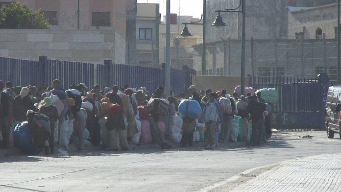 Paso_fronterizo_entre_Melilla_y_Beni_Enzar_(2)