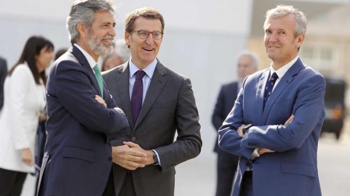 El presidente del CGPJ, Carlos Lesmes, junto al presidente del PP, Alberto Núñez Feijóo, y al presidente de la Xunta de Galicia, Alfonso Rueda.