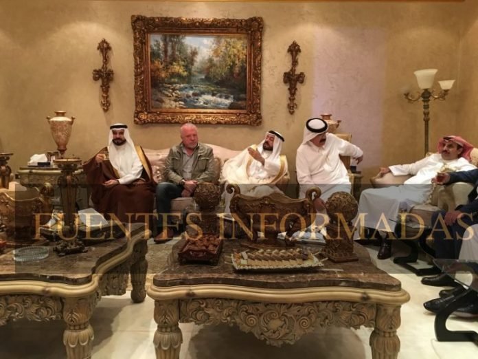 El comisario Villarejo, en el centro, con miembros de la familia real saudí | Foto exclusiva de FUENTES INFORMADAS.