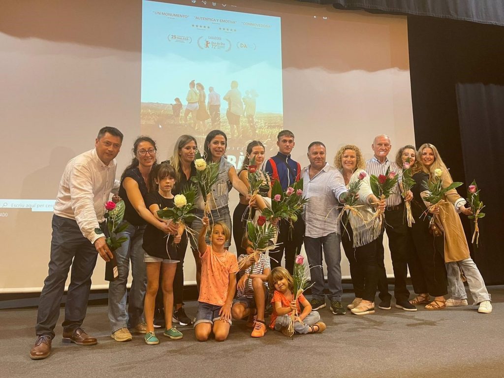 Jordi Janés con los actores de 'Alcarràs'