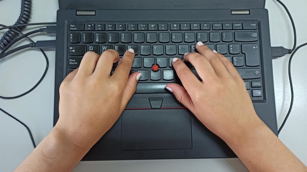 Persona escribiendo en un teclado