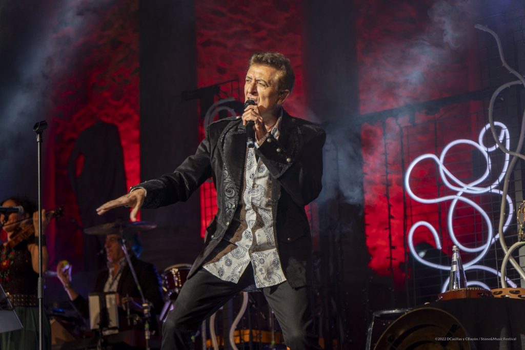 Cantante en el escenario