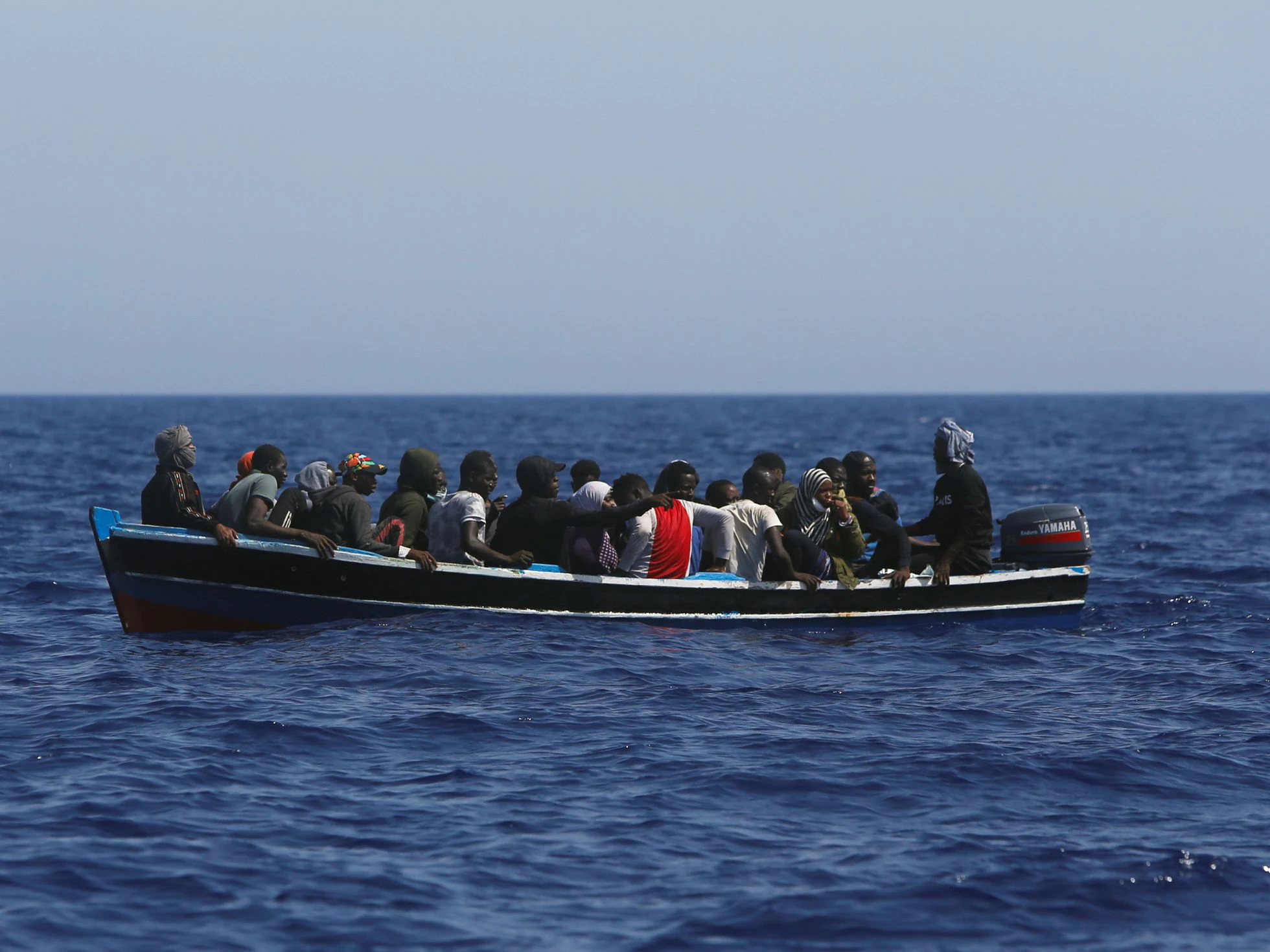 Inmigrantes ilegales en una patera en alta mar