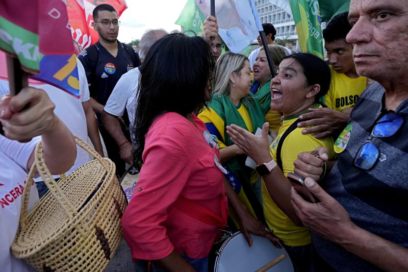 Seguidores de Lula y Bolsonaro enfrentandose