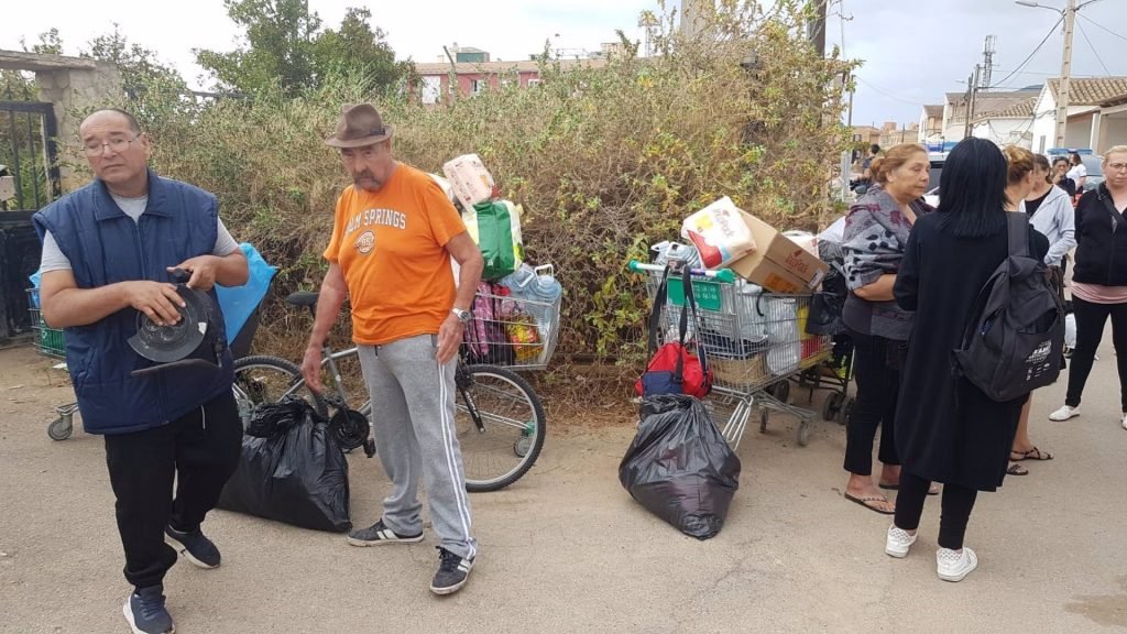 Miembros de la familia desahuciada en Llucmajor.