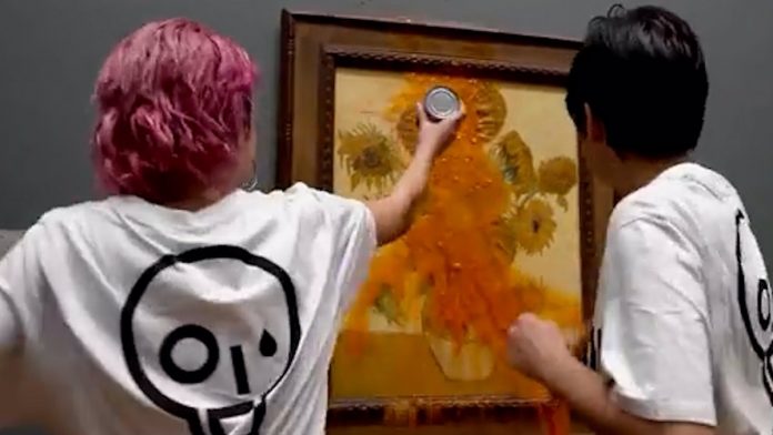 Activistas ecologistas lanzan sopa sobre 'Los Girasoles' de Van Gogh en Londres