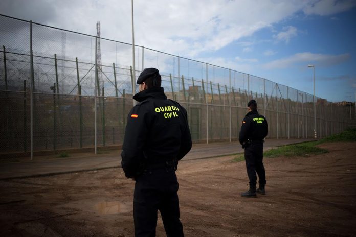 Dos Guardias Civiles vigilando la frontera de Melilla