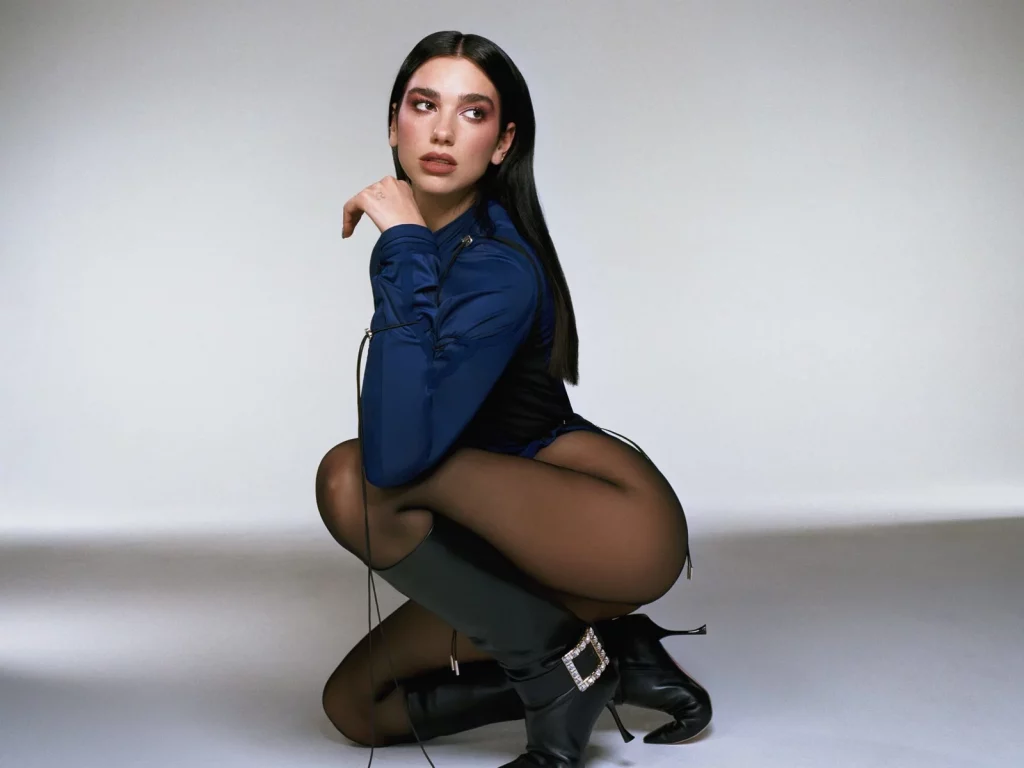 Dua Lipa posando