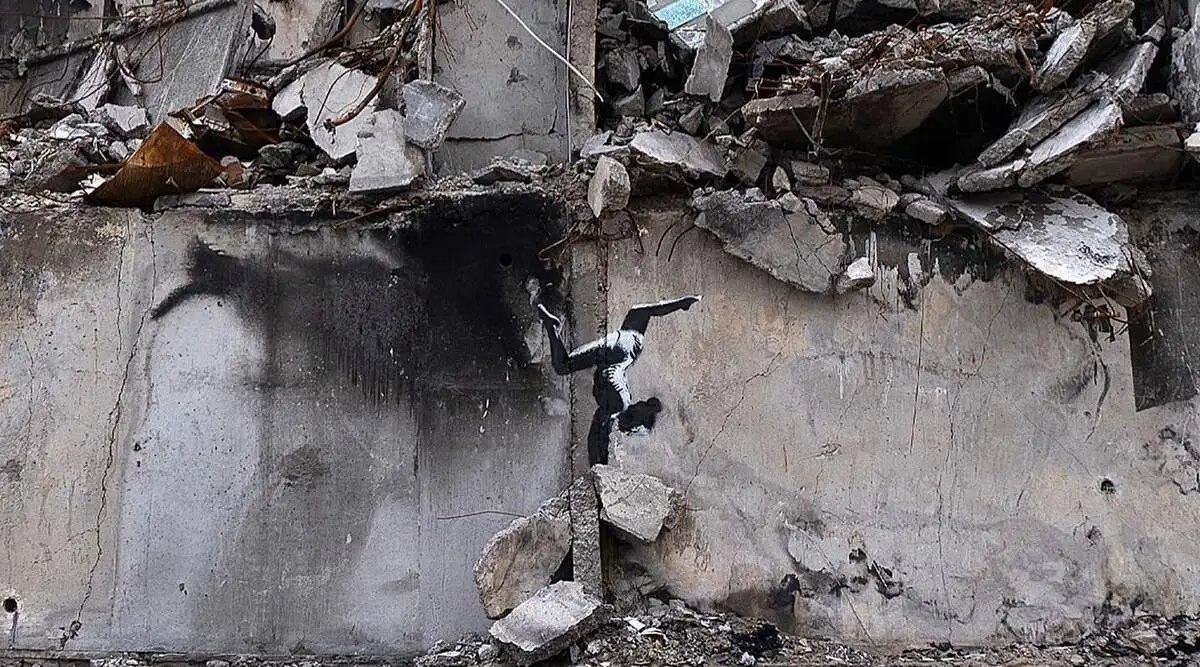 Nueva obra de Bansky: una niña haciendo una vertical en la facha de una edificio en ruinas de Borodianka, Ucrania