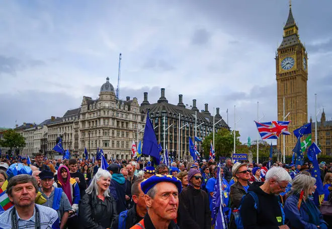 Centenares congregados en Londres, protestando a favor de Europa.