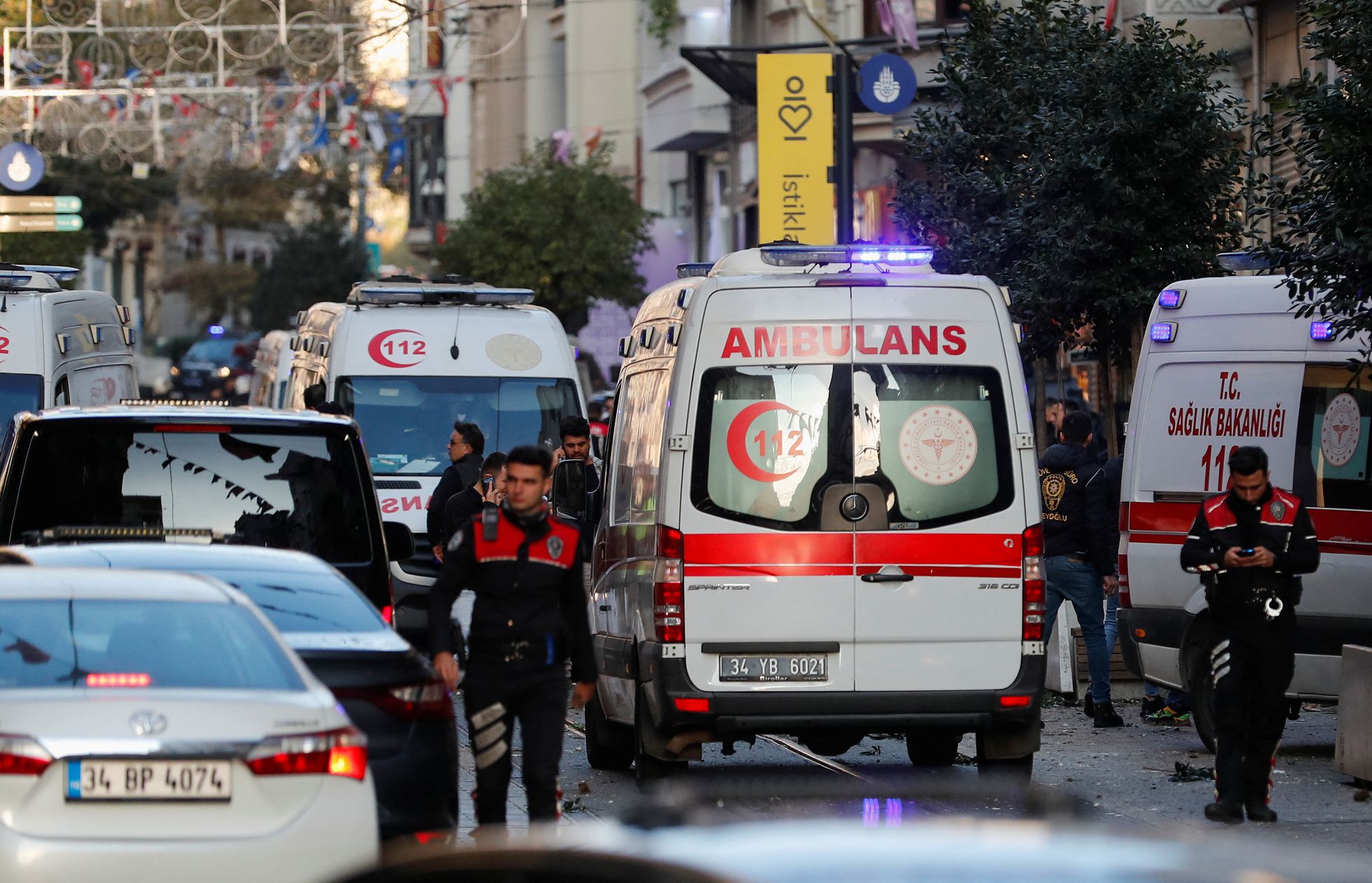Servicios de emergencia en la zona de la explosión, Istiklal, Estambul