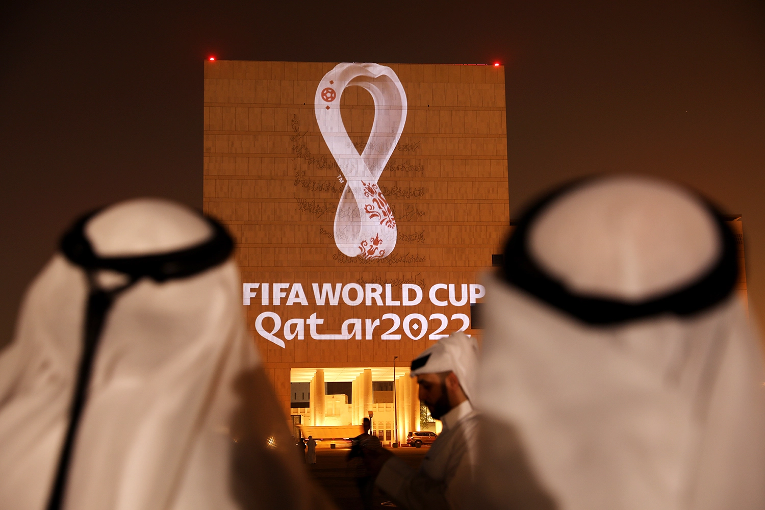 Emblema de la Copa del Mundo sobre la fachada del Archivo Nacional de Qatar en Doha.