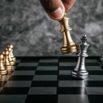 mano de un hombre jugando al ajedrez