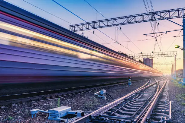 Tren yendo a gran velocidad | Fuente: iStock