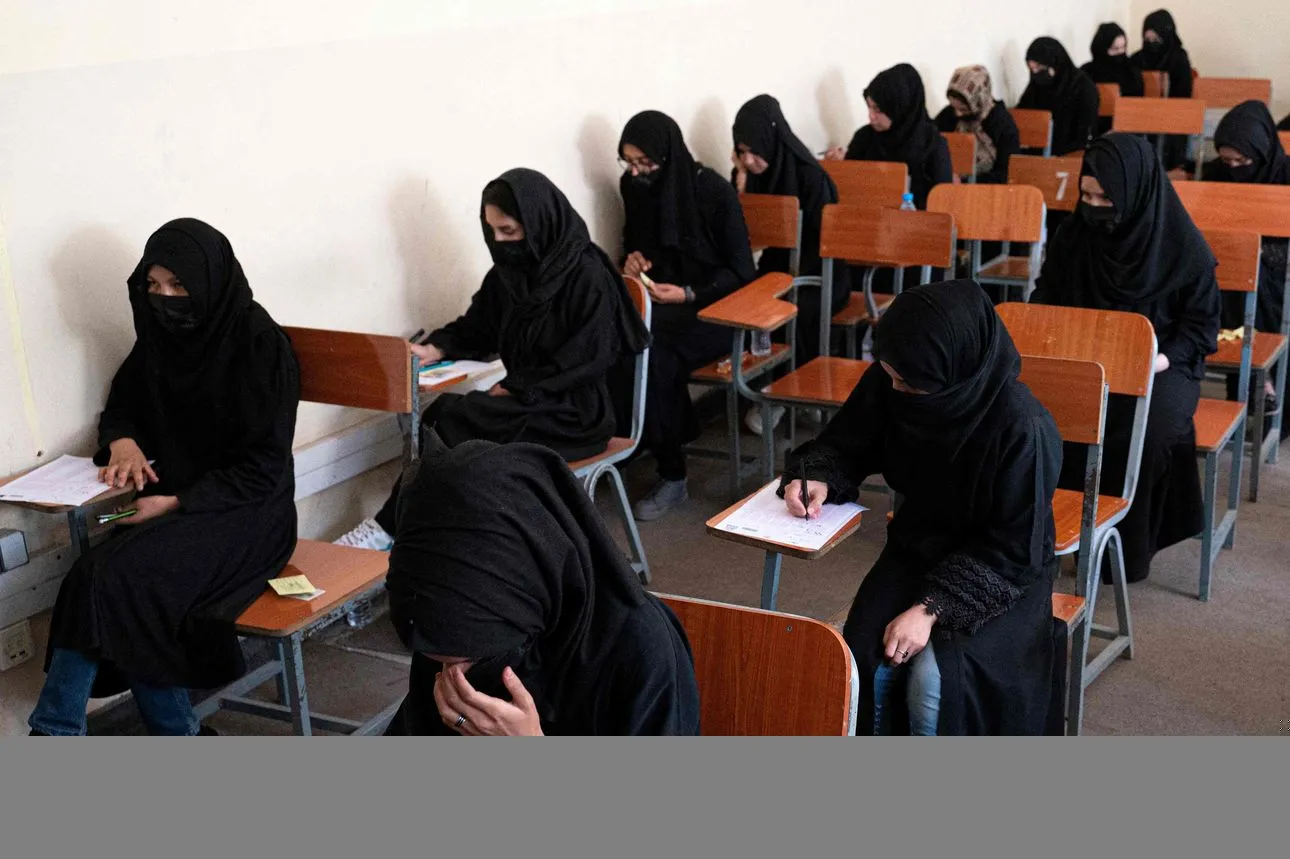 Mujeres afganas haciendo el examen de acceso a la universidad en Kabul | Fuente: Getty Images
