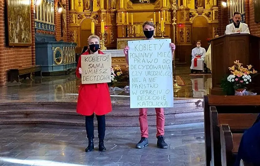 La diputada Joanna Scheuring-Wielgus y su marido Piotr Wielgus protestando a favor del aborto en una iglesia de Torun, Polonia con el mensaje ‘Mujer, puedes decidir por ti misma’