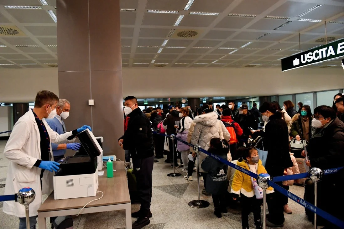 Turistas chinos esperando para realizar una test COVID en el Aeropuerto Milán-Malpnsa (Italia) | Fuente: Reuters