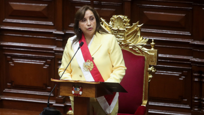 Dina Beluarte, la nueva presidenta de Perú en su juramento