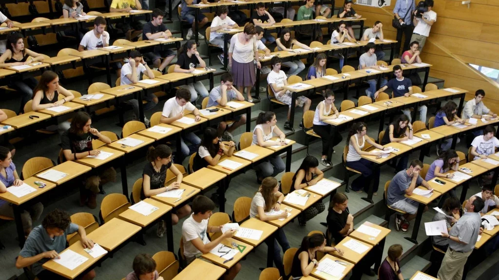 Universitarios en un aula