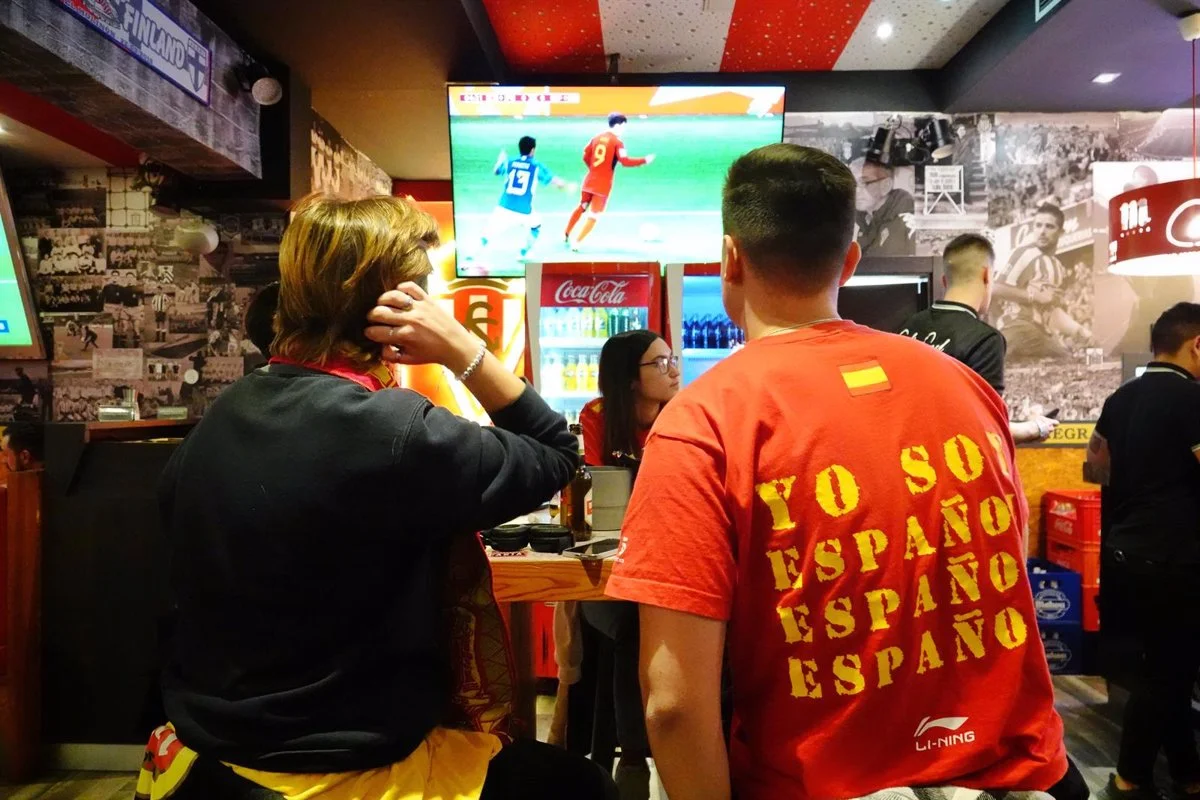 Varios aficionados ven en la televisión de un bar un partido de fútbol