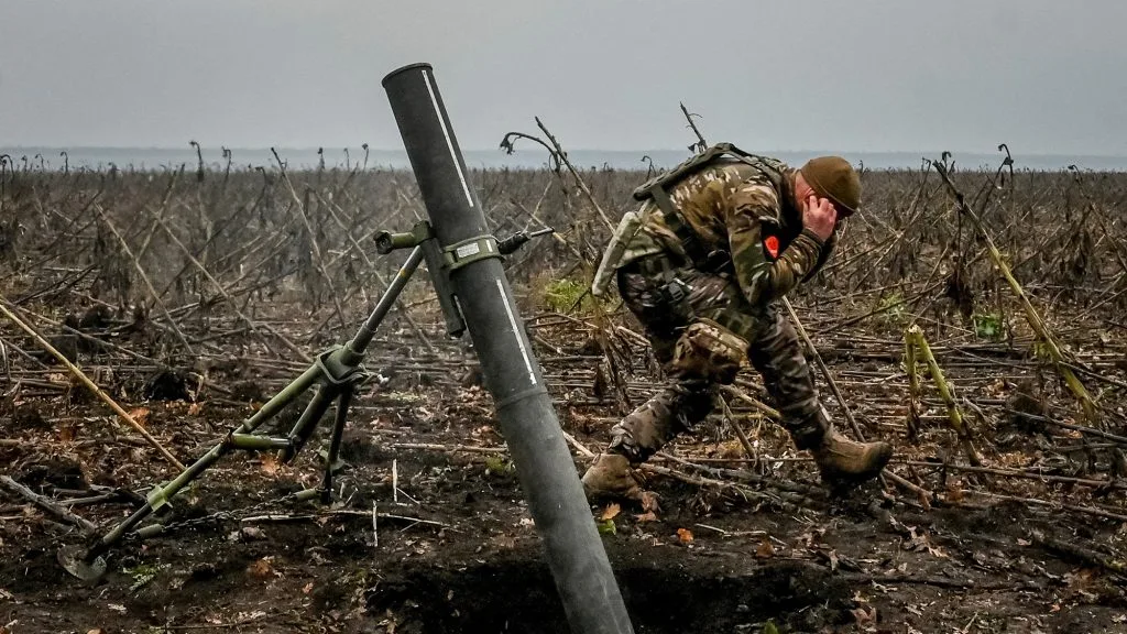 Militar a punto de disparar un cañón | Fuente: Atlantic Council