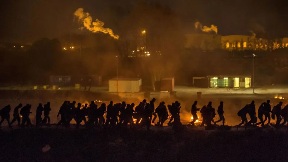 Migrantes abandonado el campo de refugiados en llamas Grande Synthe, Francia 2017 | Fuente: Getty Images