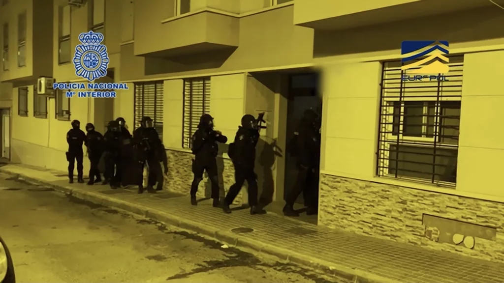 Momento en el que la Policía Nacional accede a la vivienda de los presuntos yihadistas