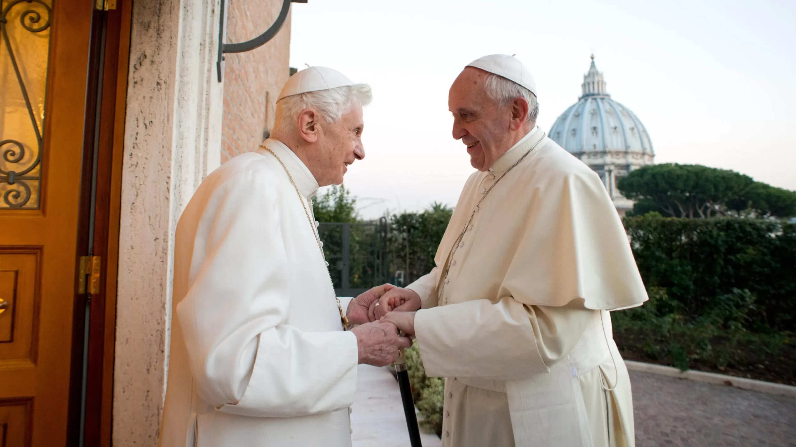 El papa emérito Benedicto XVI y el papa Francisco en una imagen de archivo. | Fuente: Tele5.