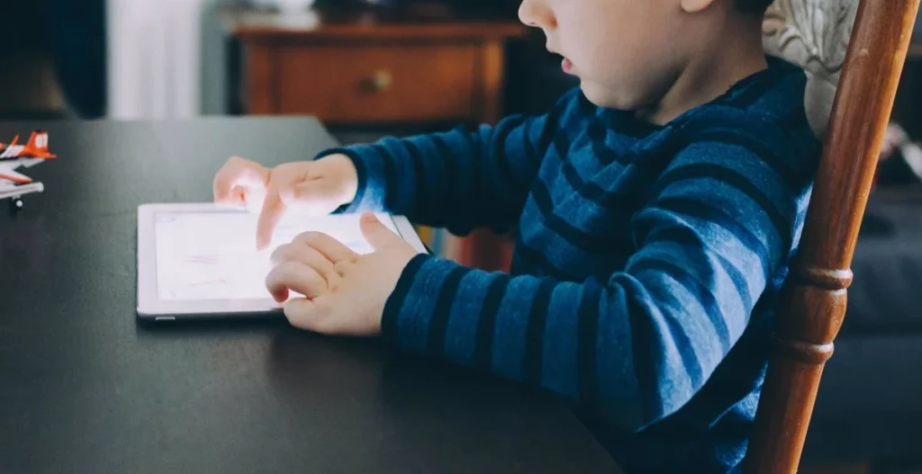 Niño utilizando una tablet