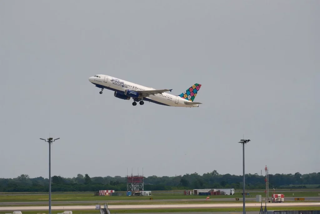 Un avión despega del aeropuerto neoyorquino JFK