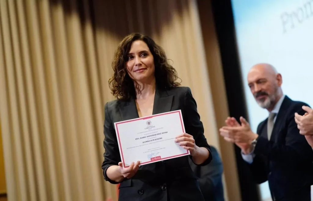 Ayuso, con su diploma de "alumna ilustre"