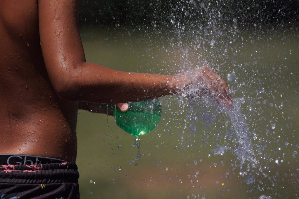 Un chico se refresca en Madrid Rio, a 26 de junio de 2023, en Madrid (España). - Eduardo Parra - Europa Press