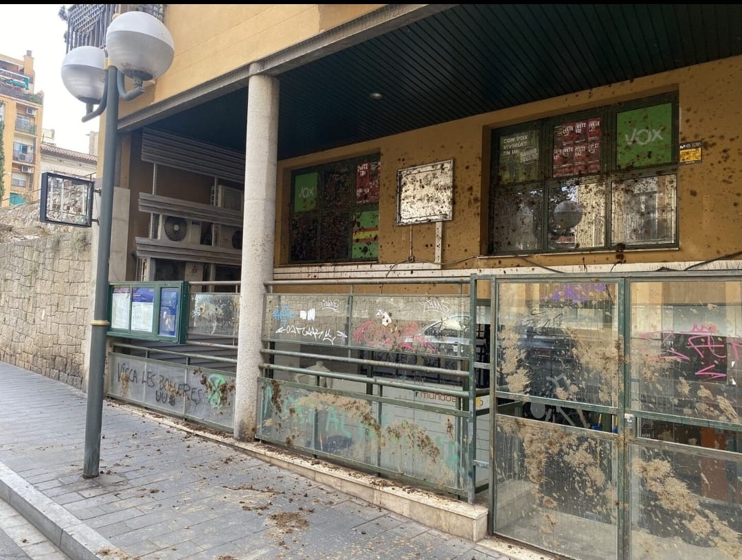 Desconocidos cometen actos vandálicos en contra de la sede de Vox Tarragona. | Fuente: Sede Vox Tarragon