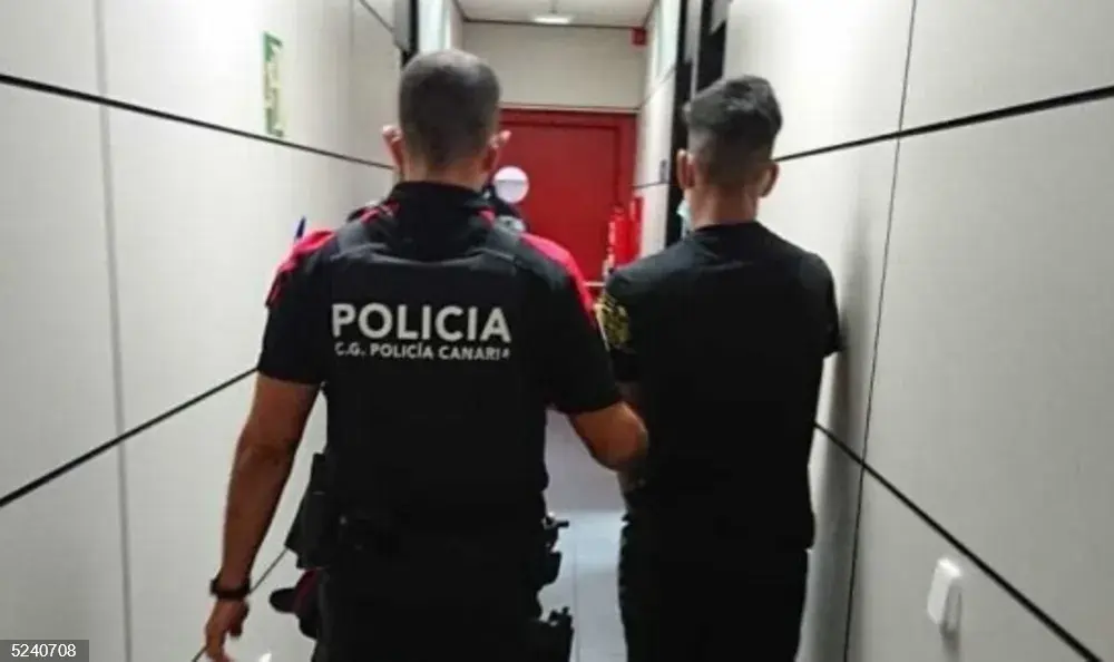 Uno de los detenidos por una presunta gresión sexual en grupo a una menor en una playa del sur de Tenerife./EP