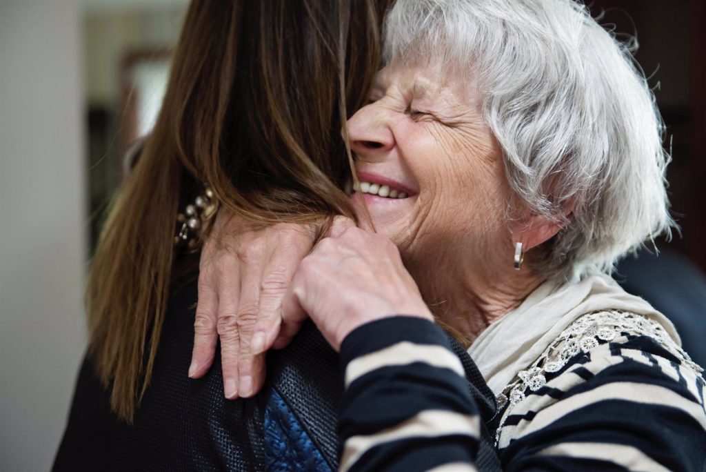 Una abuela abraza a su nieta