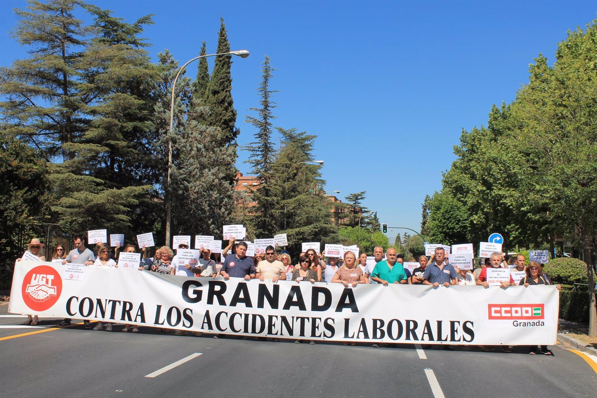 Manifestación en Granada por la muerte de un obrero en su trabajo.