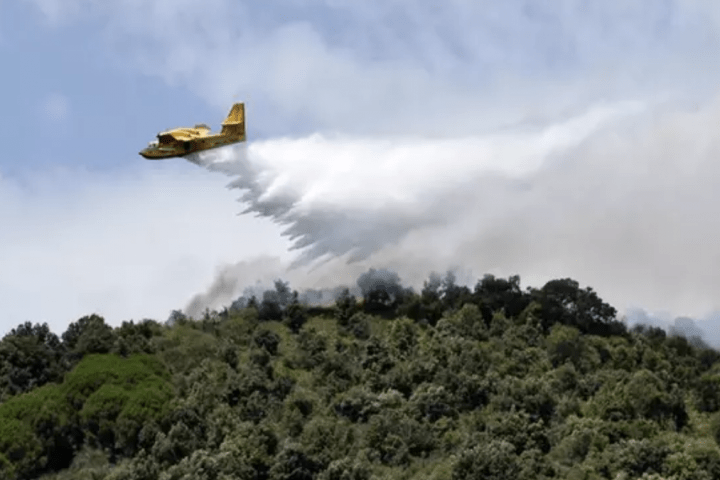 Avión cisterna en operaciones de extincion de incendios en Italia.