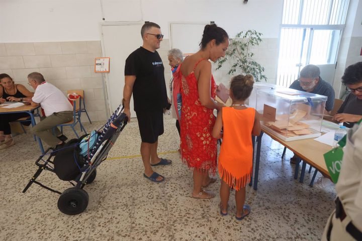 Votantes con atuendos de playa, en Cádiz