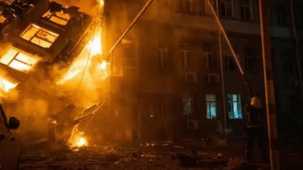 Los bomberos intentan sofocar un fuego en un edificio administrativo de Odesa provocado por un ataque ruso. / Fuente: Europa Press