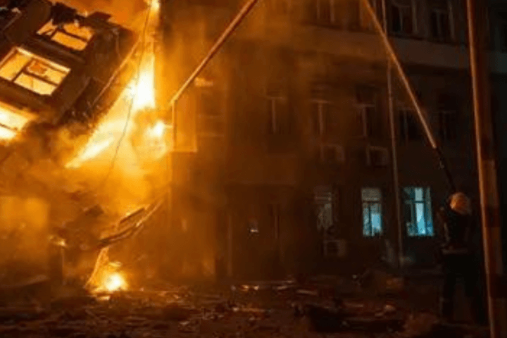 Los bomberos intentan sofocar un fuego en un edificio administrativo de Odesa provocado por un ataque ruso. / Fuente: Europa Press