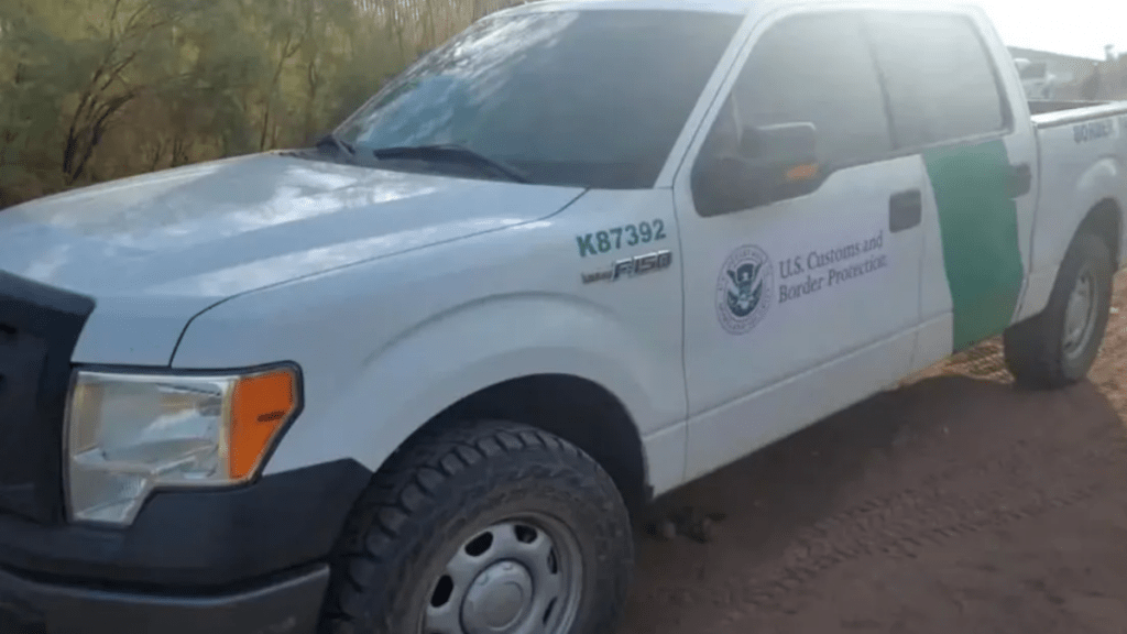 Camioneta F-150 con placa falsas, y con 17 migrantes en su interior. / Fuente: Milenio