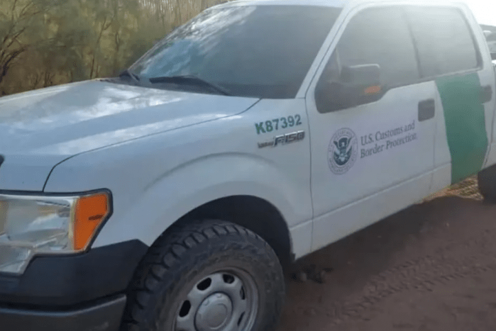 Camioneta F-150 con placa falsas, y con 17 migrantes en su interior. / Fuente: Milenio