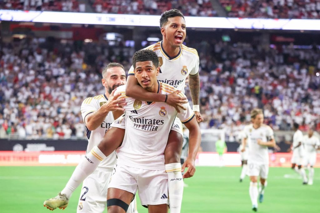 Jude Bellingham celebra con Rodrygo Goes y Dani Carvajal su gol ante el Manchester United en Houston