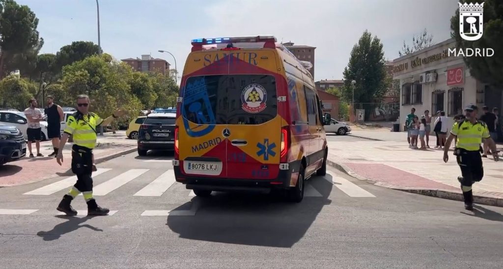 Dotación del SAMUR durante el traslado del acuchillado a un hospital de Madrid