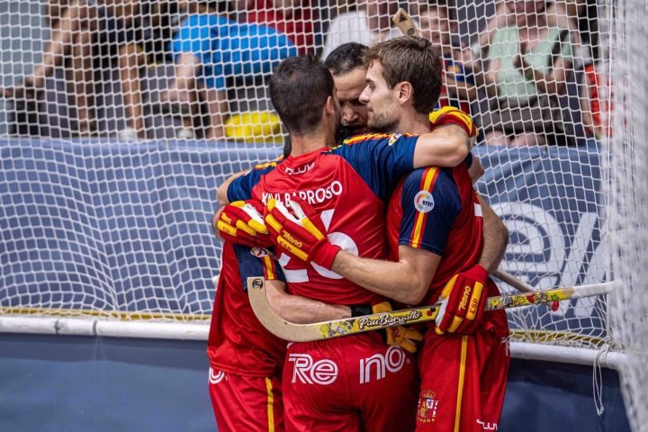 Jugadores españoles celebrando su tercer campeonato del mundo consecutivo