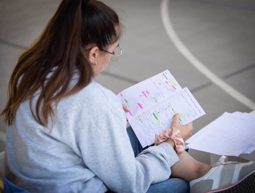 El estudio recoge la opinión de más de 6.200 jóvenes de entre 14 y 30 años ante el 23-J, y revela que el 86% de los que tienen derecho a voto acudirá a las urnas