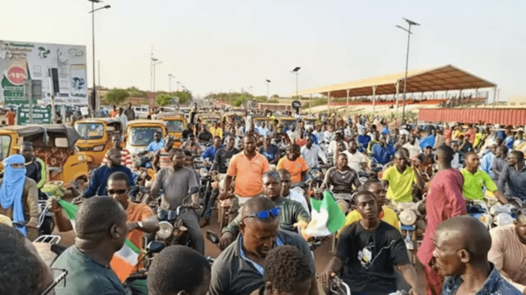 Manifestantes en Niamey a favor de la democracia tras el intento de golpe de Estado en Níger - PRESIDENCIA DE NÍGER