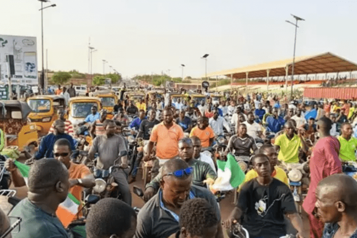 Manifestantes en Niamey a favor de la democracia tras el intento de golpe de Estado en Níger - PRESIDENCIA DE NÍGER